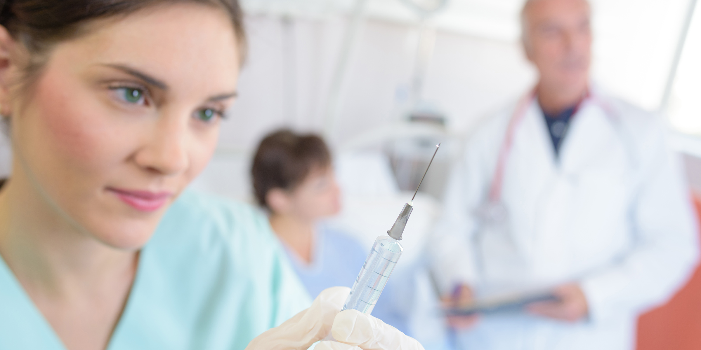 Медсестра со шприцом. Медсестра с уколом. Медсестра укол пациент. Медсестра инъекции. Девушка со шприцом.