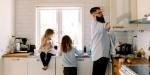 far og to barn rydder på kjøkkenet