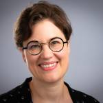 Portrettbilde av forsker Anne Balke Staver som ser i kamera og smiler.