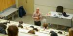 Emad Al Rozzi i en forelesningssal med elever