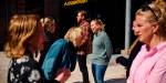 Studenter som snakker sammen ute på Campus. Fotograf er Benjamin Ward, OsloMet