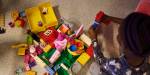 Barn som leker med lego