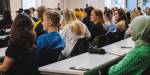 Studenter i en forelesningssal under studiestart