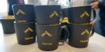 Kaffekopper med OsloMet-logo og Holmlia-navn