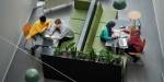 Fire studenter sitter to og to ved hvert sitt bord og samarbeider.