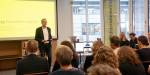 Mann snakker til en forsamling i biblioteket på OsloMet