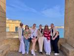 Gruppebilde av studenter på besøk i Valetta, Malta.