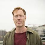 Portrettbilde av Rune Jonassen med Sørenga i Oslo i bakgrunnen.