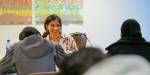 Nabila Habib i et klasserom med elever.