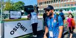 Prorektor Carl Christian Thodesen smiler framfor ein fotballbane. Oslo rådhus i bakgrunnen.
