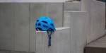 Bilde av betongmurer. En blå hjelm ligger på den ene muren.