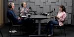 Forfatterne og programleder sitter sammen i podkaststudio