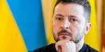 Nærbilde av Ukrainas president Volodomyr Zelenskyj med et ukrainsk flagg til høyre i bildet