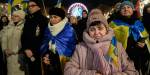 Nærbilde av tre damer med ukrainske flagg som sammen med Norsk-ukrainsk venneforening i Oslo markerer at det er 1000 dager siden invasjonen av Ukraina.