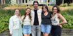 Studentene Henriette, Sunniva, Ole, Thea og Fatima smiler til kamera.