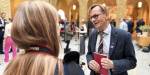 Rektor Christen Krogh i vandrehallen i Stortinget