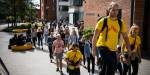 Faddere i gule OsloMet-t-skjorter og nye studenter på campus Pilestredet under studiestart.