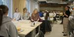 Studentar som får undervisning på verksted