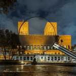 Oslo Rådhus om kvelden sett gjennom et forstørrelsesglass