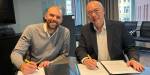 Prorektor Carl Thodesen og direktør Chee Yeow Meng signerer samarbeidsavtale