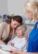 Datter besøker eldre mor på sykehus