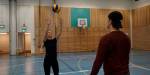 Mats og Åsne kaster ball i gymsalen