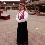 Kvinne i egenkomponert festdrakt.