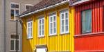 Fargerik fasade på bygning i en by (colourbox)