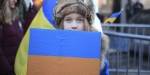 Jente som holder opp egenlaget ukrainsk flagg