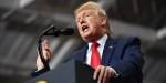 President Donald Trump på talerstol fotografert nedenfra