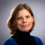 Portrettbilde av forsker Hilde Zeiner som ser i kamera og smiler.