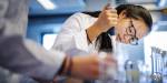 Bioteknologi- og kjemiingeniør-student gjør eksperimenter i et laboratorium.