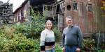 Bente Støa og Alf Kaare Stokker har vært prosjektledere for prosjektet med Nedre Sem gård i Asker. Her foran den forfalne gården før den ble restaurert.