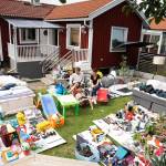 familie foran hus med hagen full av ting