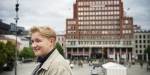 Olaug Marie Baade Aamlid foran Folketeater-bygningen på Youngstorget.