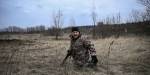 ukrainsk soldat på et jorde