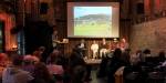 Paneldebatt under samsvarsseminar om urbant landbruk. Fem deltakarar og ein moderator på scena på Kulturhuset i Oslo med publikum i forgrunn.