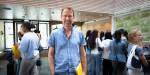 Rådgiver Børt-Erik Berntsen står inne på campus på OsloMet og smiler til kamera. I bakgrunnen er elever fra Valle Hovin vgs.