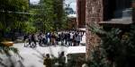 Mennesker går over campus i Pilestredet.