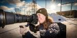 Fotojournalist-student Annika tar bilde med et kamera med en enorm telelinse.
