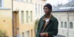 Journaliststudent Abdirahman Hassan lener seg på et rekkverk i Telthusbakken.