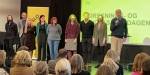 NIBR-forskarane på scenen under prisutdelinga medan Aadne Aasland held takketale foran publikum i salen.