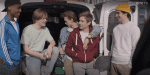 Fem gutter fra SKAM-serien står og snakker sammen foran en åpen flyttebil.