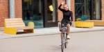 Ingrid Godager i SiO sykler smilende på campus