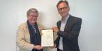 Fylkesrådsleiar Anette Solli og rektor Christen Krogh held opp avtaledokumentet.