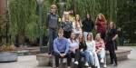 En gruppe nye OsloMet-student på en benk på campus sammen med prorektor.