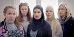 Nærbilde av fem jenter fra SKAM-serien som ser inn i kamera