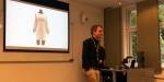Marius Lysebo står foran en skjerm som viser bildet av en kjole laget i programvaren CLO 3D.
