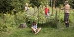 familie i frodig hage