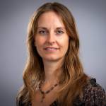 Portrettbilde av forsker Celine Motzfeldt Loades som ser i kamera og smiler.